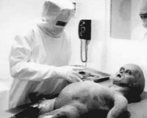 Хирург возле пришельца