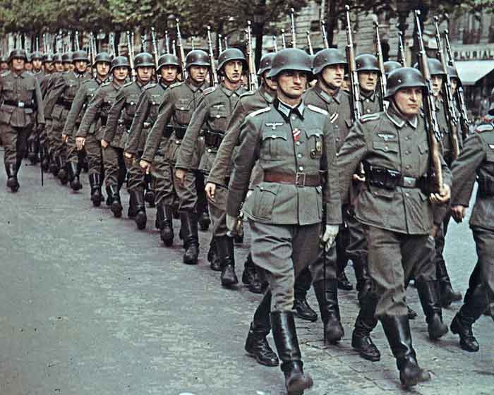 Немецкие солдаты маршируют