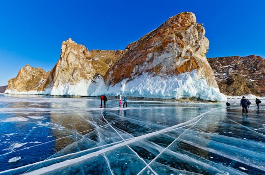 люди на льду Байкала