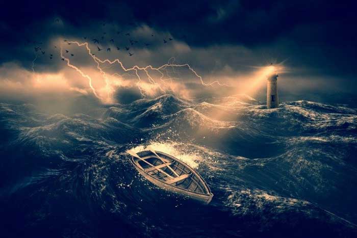 Лодка в море во время шторма