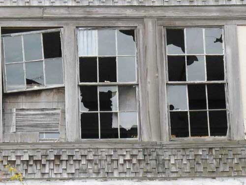 Дом с разбитыми окнами