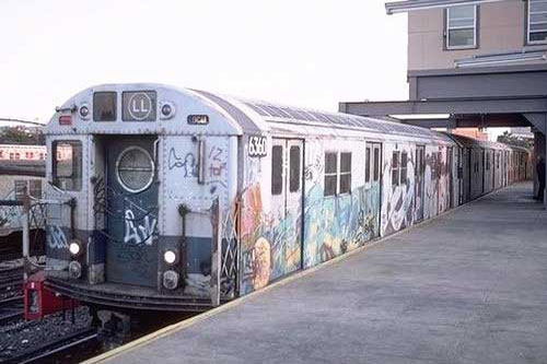 Разукрашенный рисунками вагон метро