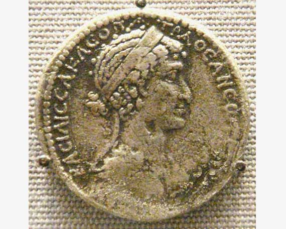 Древняя монета с выбитым на ней профилем Клеопатры