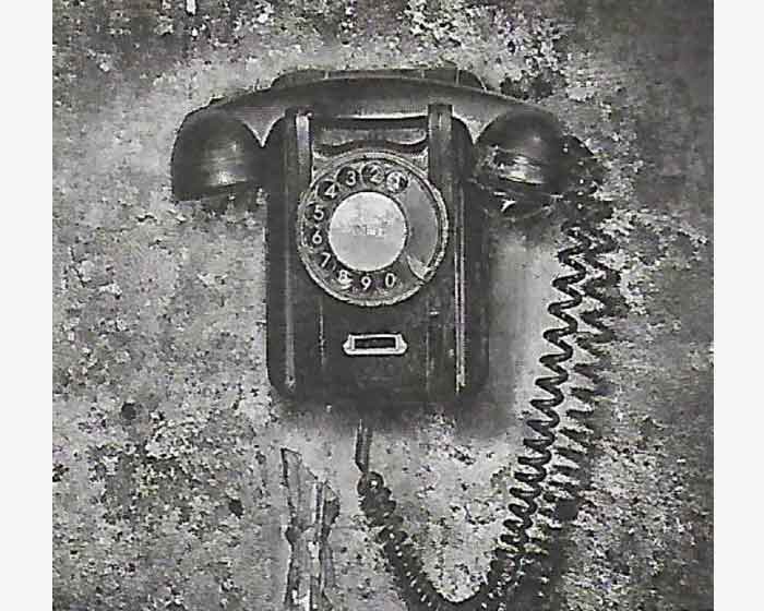 Старый телефон на стене