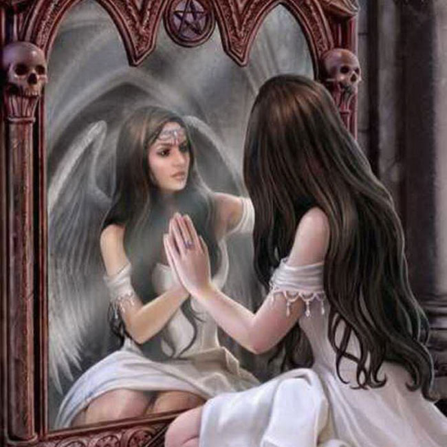 Женщина возле старинного зеркала