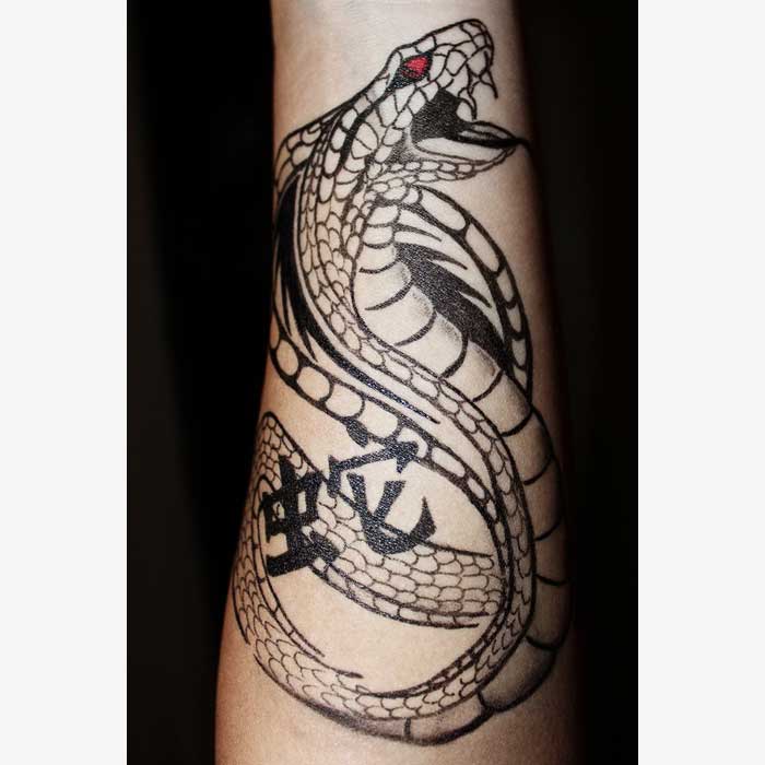 Татуировка в виде змеи на руке