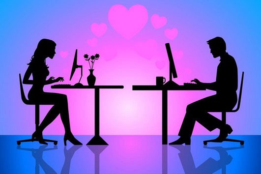Мужчина и женщина сидят за компьютерами