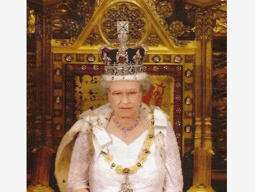 Королева Англии Елизавета II с атрибутами королевской власти