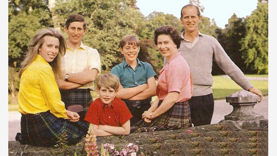 Елизавета II со своей семьёй