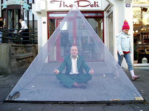 Человек сидит в пирамиде