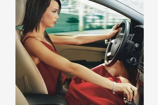 женщина за рулём