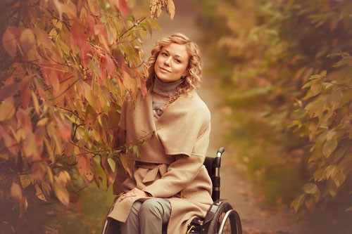 девушка в инвалидной коляске