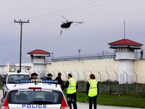 Заключённый совершает побег с помощью вертолёта