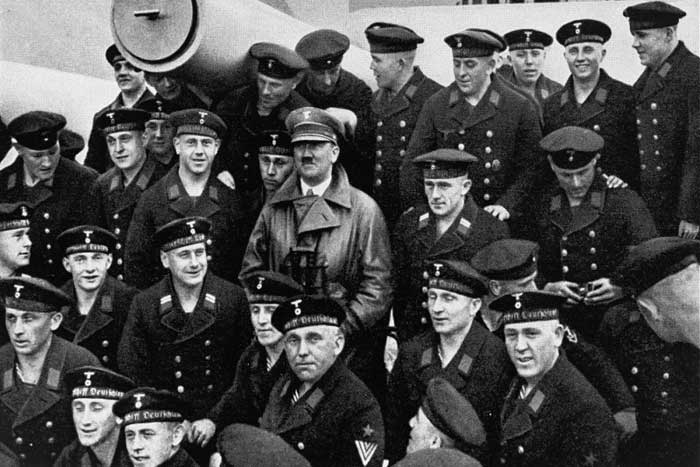 Фотография Гитлера с военными моряками