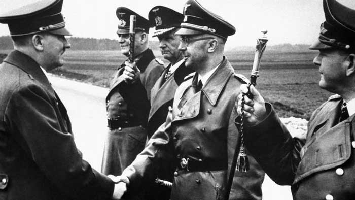Гитлера жмёт руку Гиммлеру