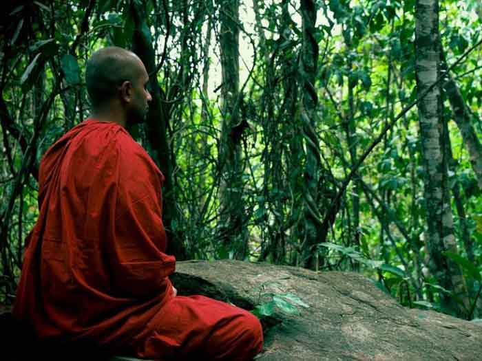Монах медитирует