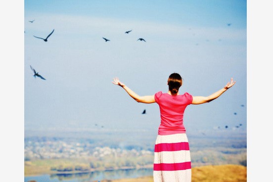 Женщина и птицы олицетворяют свободу