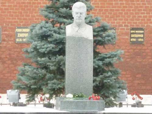 Бюст Сталина на могиле