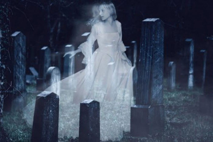 Призрак женщины среди могил