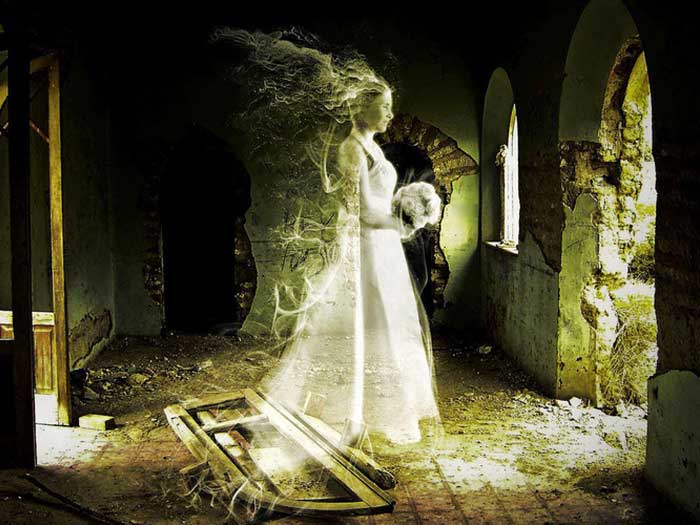 Призрак женщины в развалинах дома