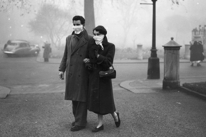 Люди на улице Лондона во время смертельного смога