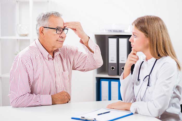 Пациент жалуется врачу на головную боль