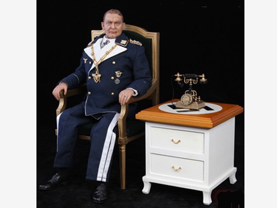 Геринг сидит в кресле