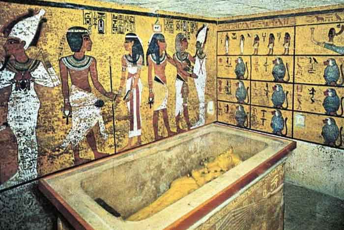 В гробнице Тутанхамона