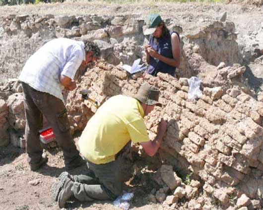 Археологи занимаются раскопками Хеттского города