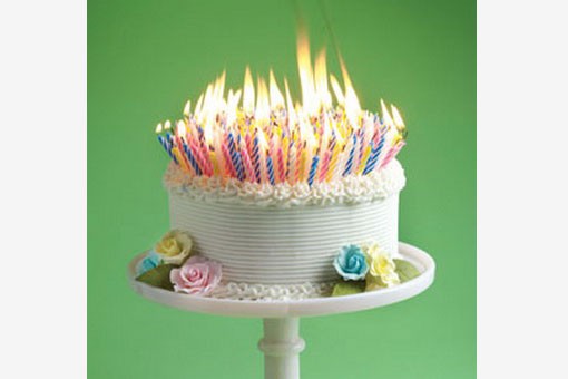 Торт на день рождения с горящими свечами