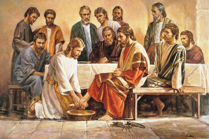 Христос омывает ноги человеку