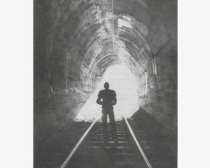 Человек в тоннеле метро