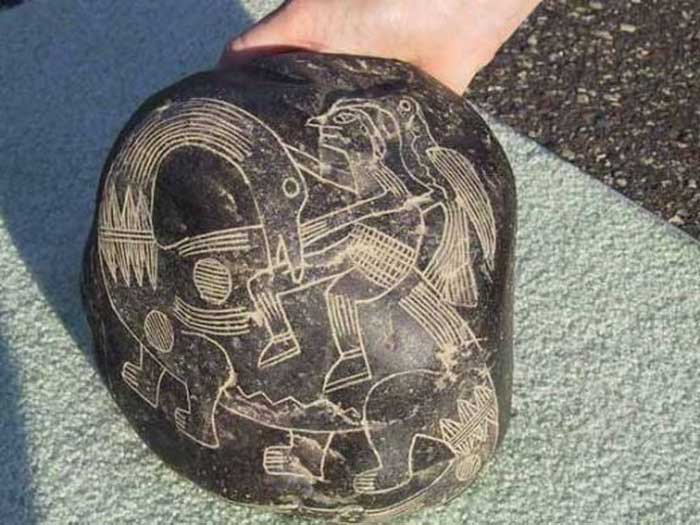 Рисунок на камне Ики - человек на динозавре