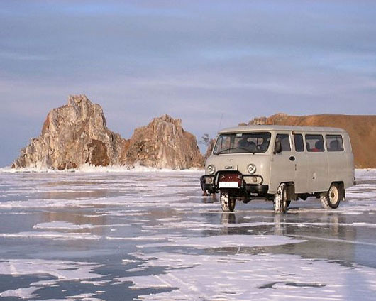 Машина стоит на льду Байкала