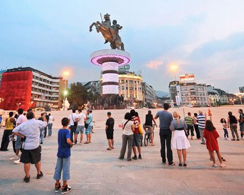 Жители Македонии на улице