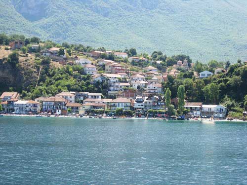 Охридское озеро и жилые дома на берегу