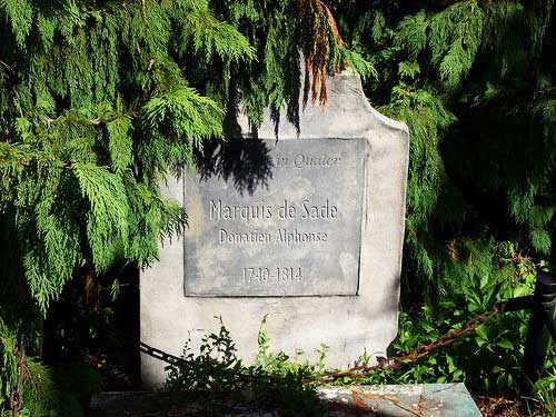 Надгробная плита на могиле де Сада
