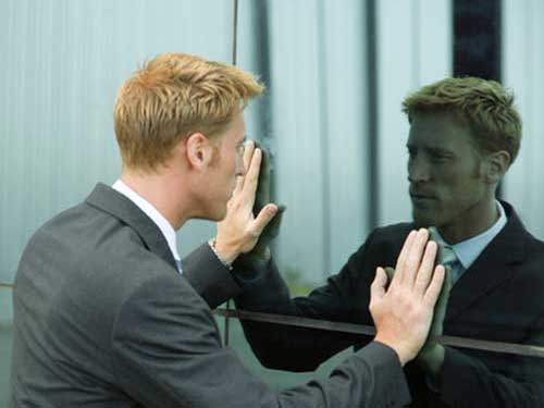 Отражение человека в зеркале
