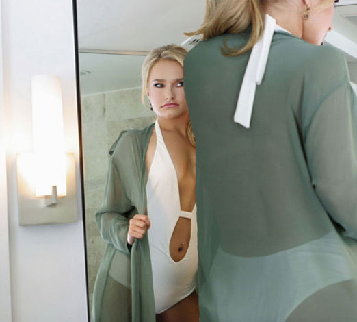 Женщина и её изображение в зеркале