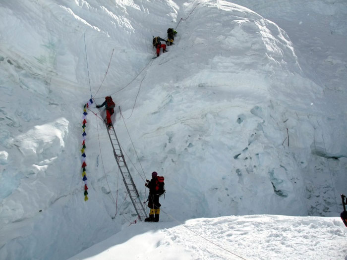 Альпинисты покоряют вершину