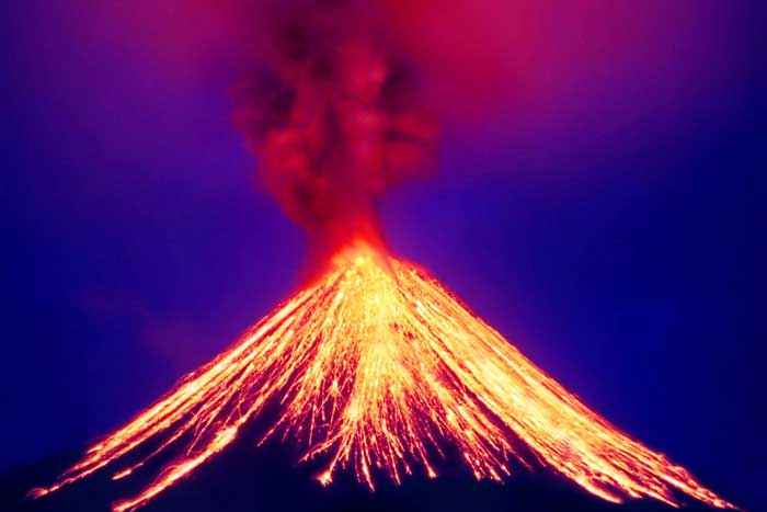 Вид на извержение вулкана