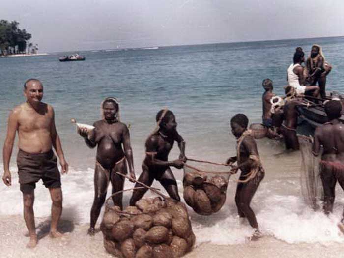 Сентинельцы забирают кокосы, привезённые индусами