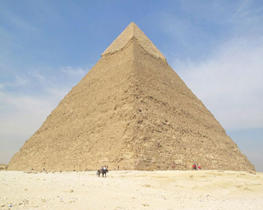 одна из Великих пирамид в Гизе