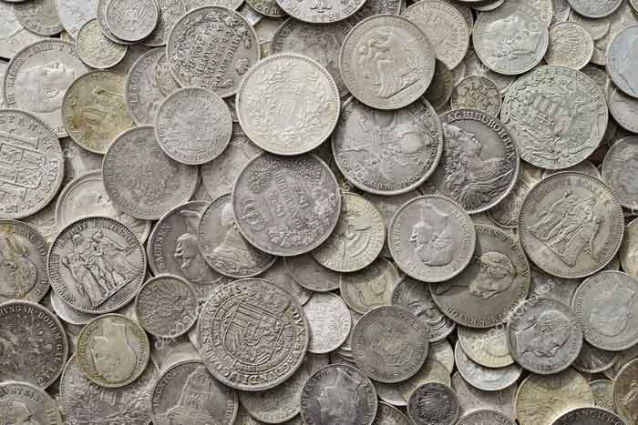 Россыпь серебряных монет