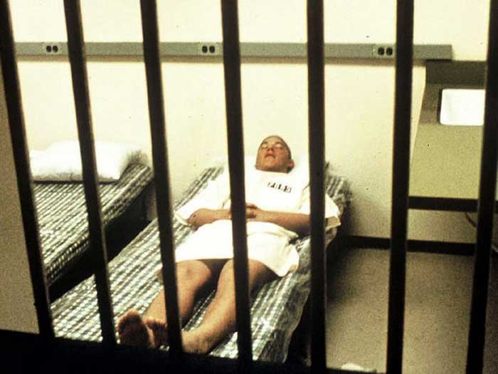 Заключённый лежит в камере