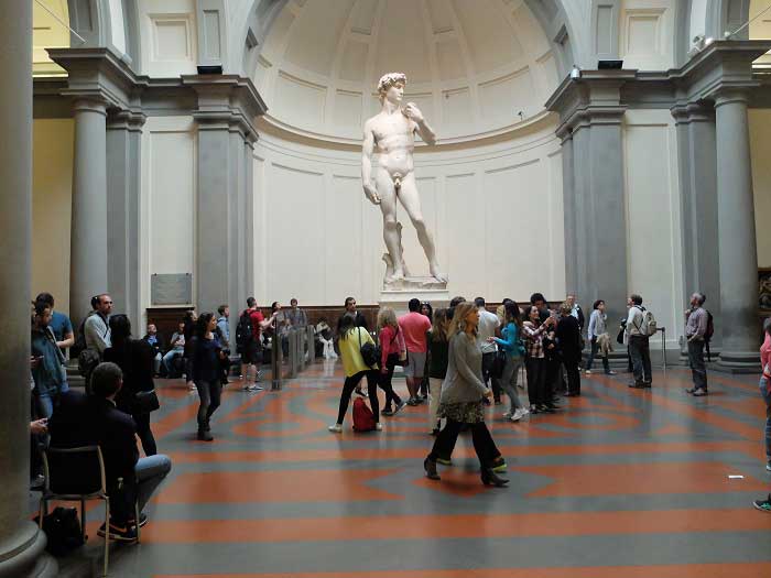 Статуя Давида и посетители музея