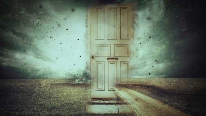 Дверь с привидением