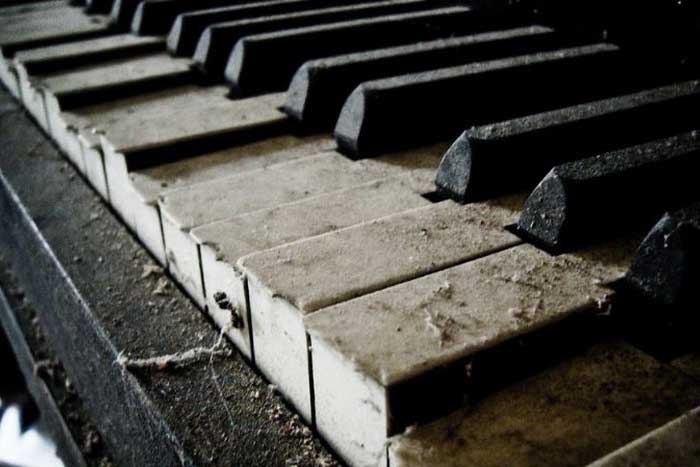 Клавищи старого пианино