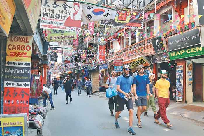 Туристы на одной из улиц Катманду