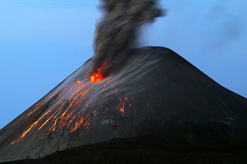 Вулкан извергает лаву